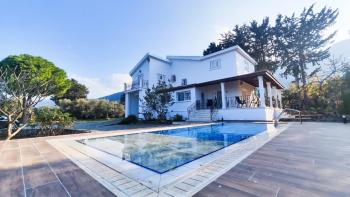 Girne Lapta Bölgesinde  Özel Havuzlu Kiralık 4+2 Villa