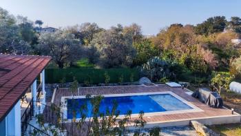 Girne Lapta Bölgesinde  Özel Havuzlu Kiralık 4+2 Villa
