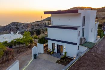 Fethiye Kelebekler Vadisi Kirme'de Muhteşem Manzaralı Full Eşyalı Tripleks Villa