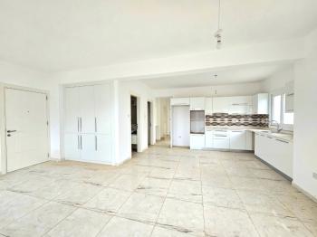 KKTC Girne Alsancak'ta Site İçerisinde Merit Hotel'lere Yakın Satılık 3+1 Daire