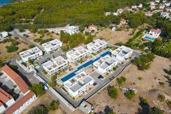 Kıbrıs Girne Alsancakta Milli Park'a ve Deniz Yakın Site İçerisinde Satılık 2+1 Bahçe Katı Daire
