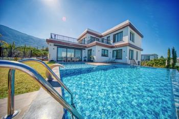 Girne Bellapais Bölgesinde Özel Tasarım,Türk Malı, Triplex, Kesilmez Deniz Manzaralı Satılık Lüks Villa
