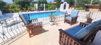 Girne Çatalköy'de Özel Havuzlu ve Peyzajlı Kiralık 4+1 Villa