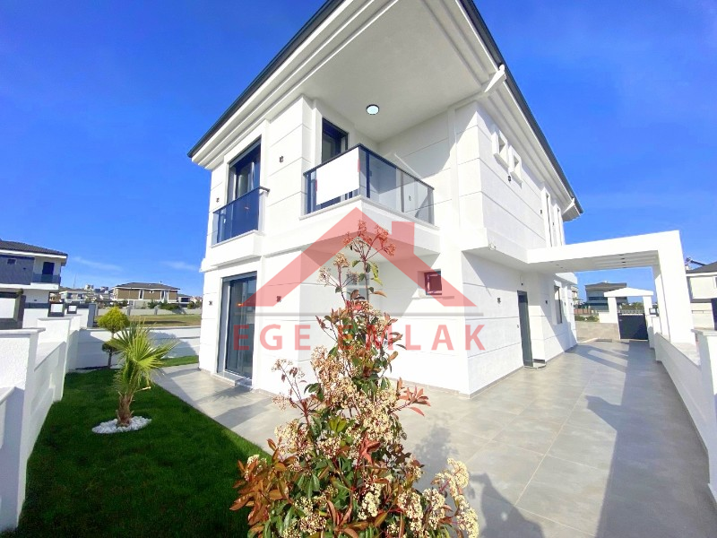 Didim'de 300 Metre Arsa İçerisinde Satılık Yazlık Villa