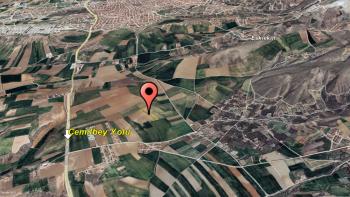 GÜVENAY - ÇORUM CEMİLBEY YOLU ALİKİ BAĞLARI YANINDA 9.515 M² TARLA