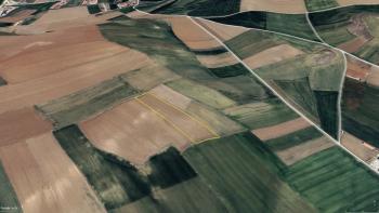 GÜVENAY - ÇORUM CEMİLBEY YOLU ALİKİ BAĞLARI YANINDA 9.515 M² TARLA