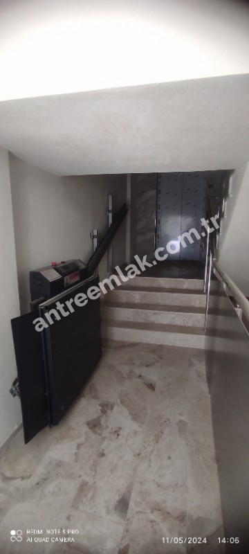 Antre Emlak'tan Satılık  Bahçelievler'de Bozyaka Hastanessi Yakını Doğalgazlı,Asansörlü 2+1 Köşe Sıfır Daire