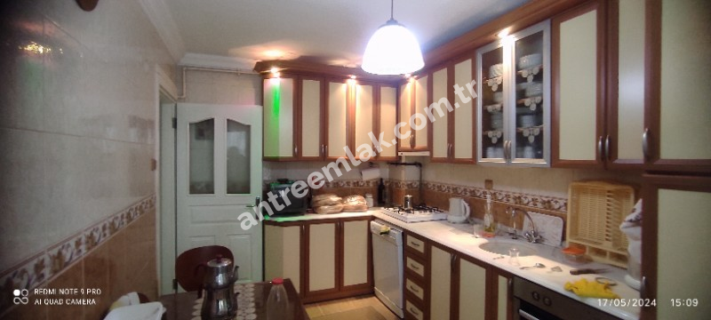 Antre Emlak'tan Satılık Bahçelievler'de Hastane Yanı  3+1,120 M2 Doğalgazlı Bakımlı Arakat Daire