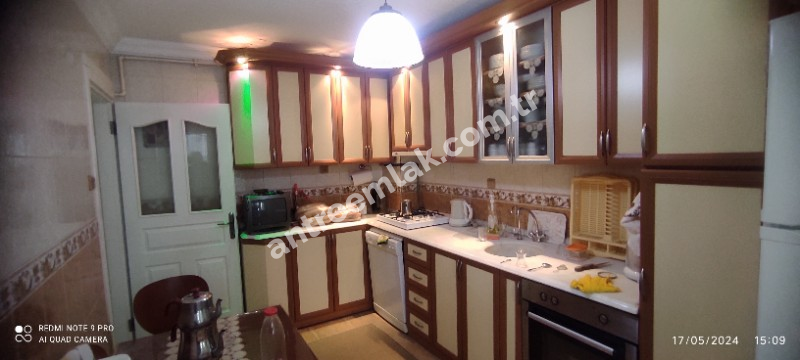 Antre Emlak'tan Satılık Bahçelievler'de Hastane Yanı  3+1,120 M2 Doğalgazlı Bakımlı Arakat Daire