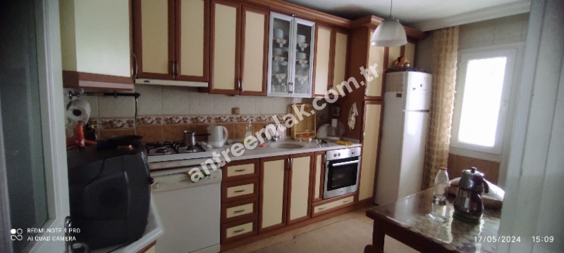 Antre Emlak'tan Satılık Bahçelievler'de Hastane Yanı  3+1,120 M2 Doğalgazlı Bakımlı Arakat Daire