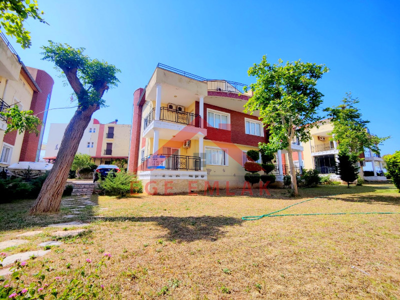 Denize Sıfır Sitede Satılık Villa