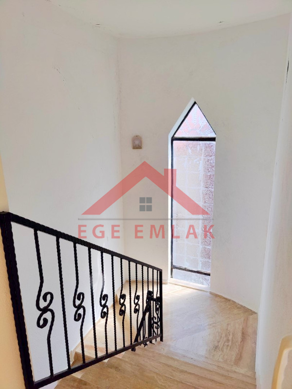 Denize Sıfır Sitede Satılık Villa