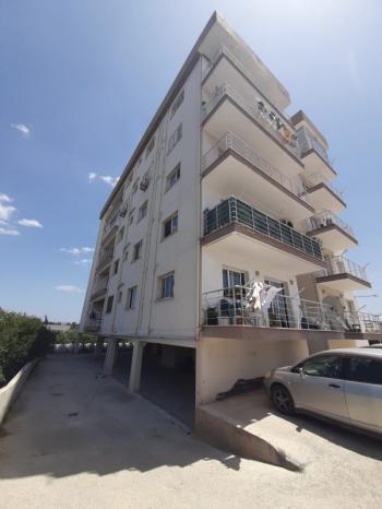MAĞUSA MARAŞ BÖLGESİNDE OTOPARK ALANLI SATILIK 2+1 DAİRE