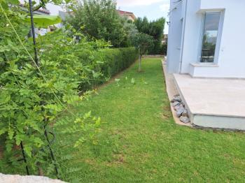 MAĞUSA MUTLUYAKA GİRİŞİNDE KAPALI GARAJ VE BAHÇE ALANLI GENİŞ 4+2 KİRALIK VİLLA