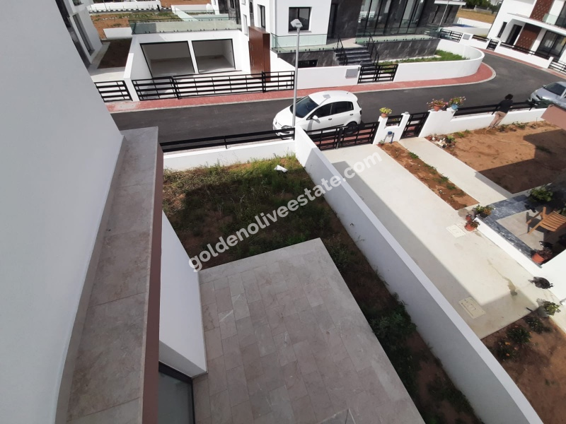 MAĞUSA AYSERGİ BÖLGESİNDE SIFIR BAHÇELİ EŞYASIZ SATILIK 3+1 VİLLA