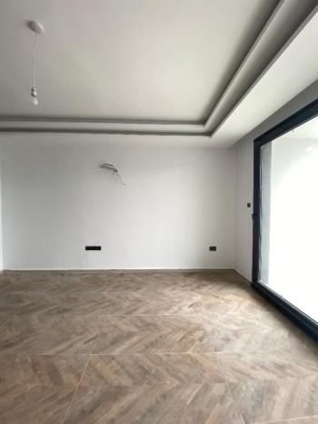 DENİZE VE ANA CADDEYE YÜRÜME MESAFESİNDE SATILIK 1+1! ✓Ortak havuz,spor salonu, restoran,ortak kullanım çatı terası