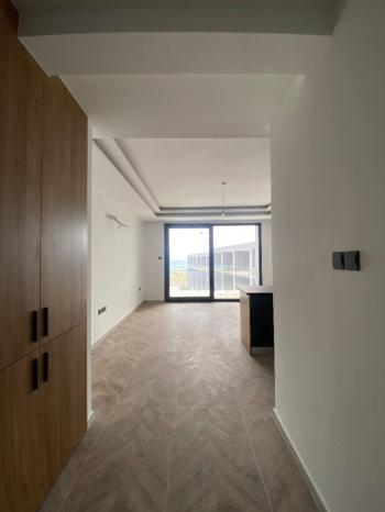DENİZE VE ANA CADDEYE YÜRÜME MESAFESİNDE SATILIK 1+1! ✓Ortak havuz,spor salonu, restoran,ortak kullanım çatı terası