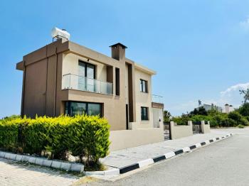 Kıbrıs Girne Çatalköy Bölgesinde Satılık 4+1  Havuzlu Villa