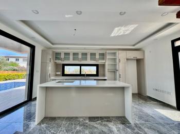 Kıbrıs Girne Çatalköy Bölgesinde Satılık 4+1  Havuzlu Villa