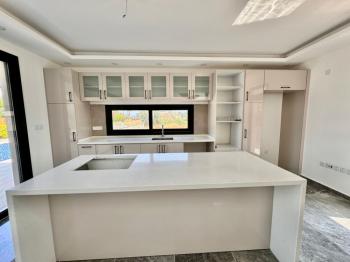 Kıbrıs Girne Çatalköy Bölgesinde Satılık 4+1  Havuzlu Villa