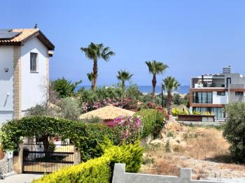 Kıbrıs Girne Çatalköy Bölgesinde Satılık 4+1  Havuzlu Villa