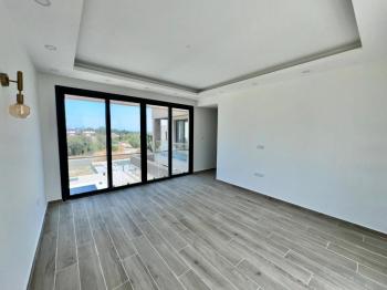 Kıbrıs Girne Çatalköy Bölgesinde Satılık 4+1  Havuzlu Villa