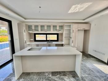 Kıbrıs Girne Çatalköy Bölgesinde Satılık 4+1  Havuzlu Villa