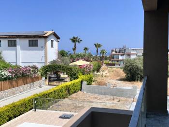 Kıbrıs Girne Çatalköy Bölgesinde Satılık 4+1  Havuzlu Villa