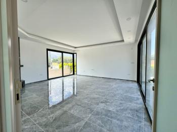 Kıbrıs Girne Çatalköy Bölgesinde Satılık 4+1  Havuzlu Villa