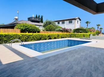 Kıbrıs Girne Çatalköy Bölgesinde Satılık 4+1  Havuzlu Villa