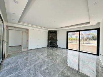 Kıbrıs Girne Çatalköy Bölgesinde Satılık 4+1  Havuzlu Villa