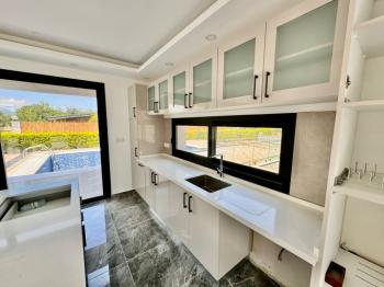 Kıbrıs Girne Çatalköy Bölgesinde Satılık 4+1  Havuzlu Villa