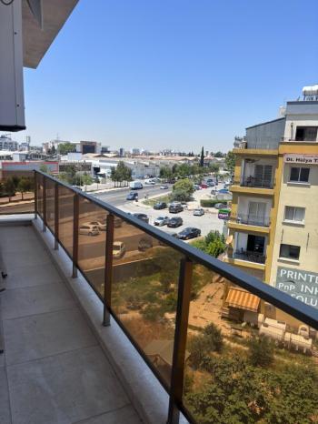 MAĞUSA MERKEZDE CADDE ÜSTÜ GENİŞ TERASLI EŞYASIZ KİRALIK 2+1 OFİS