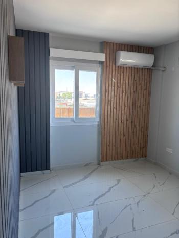MAĞUSA MERKEZDE CADDE ÜSTÜ GENİŞ TERASLI EŞYASIZ KİRALIK 2+1 OFİS