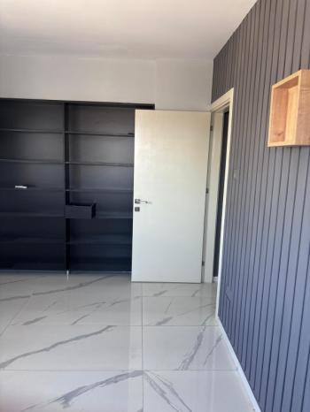 MAĞUSA MERKEZDE CADDE ÜSTÜ GENİŞ TERASLI EŞYASIZ KİRALIK 2+1 OFİS