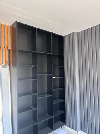 MAĞUSA MERKEZDE CADDE ÜSTÜ GENİŞ TERASLI EŞYASIZ KİRALIK 2+1 OFİS