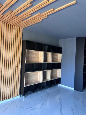 MAĞUSA MERKEZDE CADDE ÜSTÜ GENİŞ TERASLI EŞYASIZ KİRALIK 2+1 OFİS