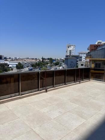 MAĞUSA MERKEZDE CADDE ÜSTÜ GENİŞ TERASLI EŞYASIZ KİRALIK 2+1 OFİS