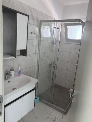 MAĞUSA MERKEZDE CADDE ÜSTÜ GENİŞ TERASLI EŞYASIZ KİRALIK 2+1 OFİS