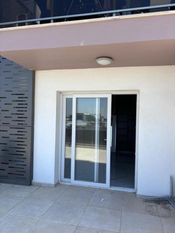 MAĞUSA MERKEZDE CADDE ÜSTÜ GENİŞ TERASLI EŞYASIZ KİRALIK 2+1 OFİS