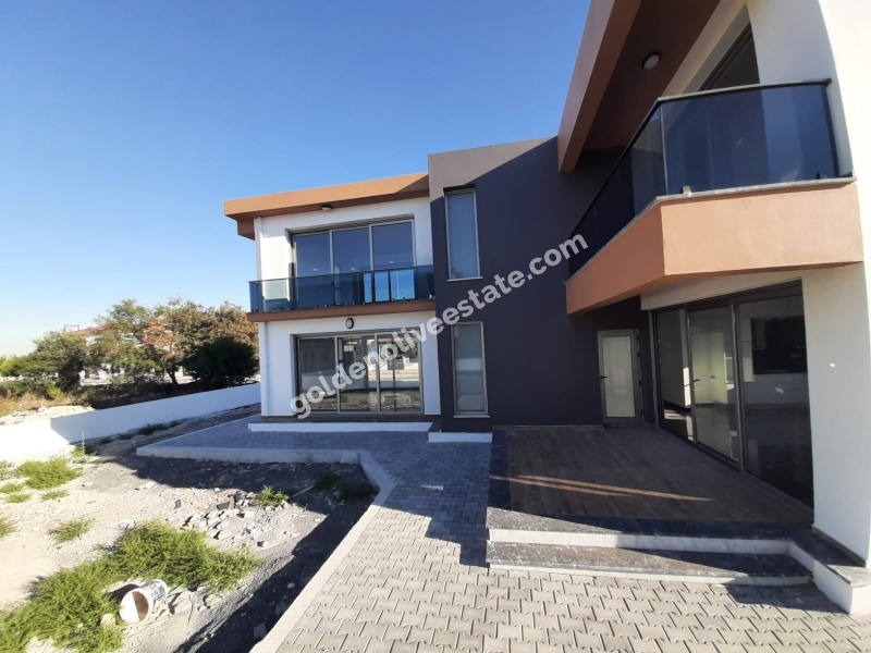 MAĞUSA MUTLUYAKA GİRİŞİ 540 M2 ARSA ALANLI SATILIK SIFIR VİLLA