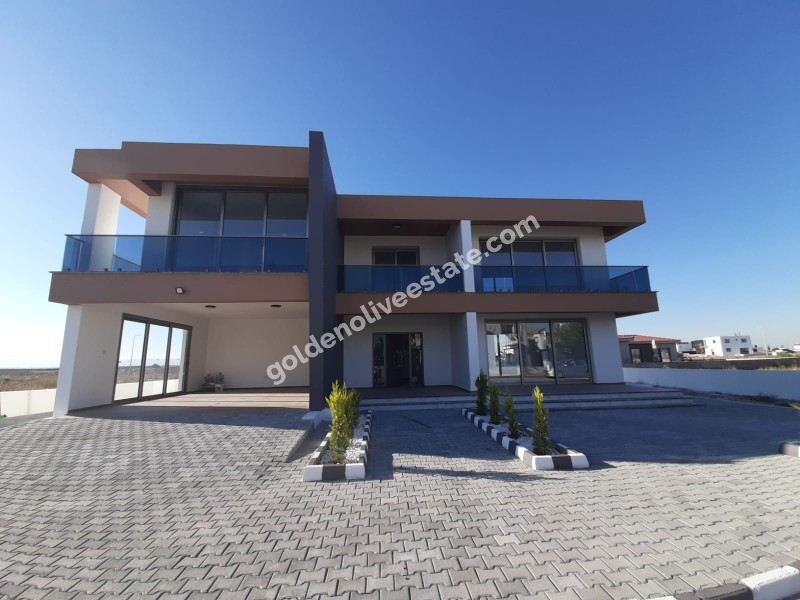 MAĞUSA MUTLUYAKA GİRİŞİ 540 M2 ARSA ALANLI SATILIK SIFIR VİLLA