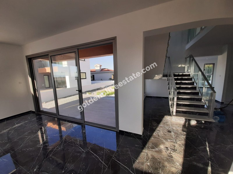 MAĞUSA MUTLUYAKA GİRİŞİ 540 M2 ARSA ALANLI SATILIK SIFIR VİLLA