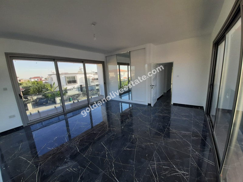 MAĞUSA MUTLUYAKA GİRİŞİ 540 M2 ARSA ALANLI SATILIK SIFIR VİLLA