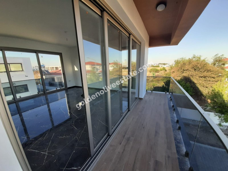 MAĞUSA MUTLUYAKA GİRİŞİ 540 M2 ARSA ALANLI SATILIK SIFIR VİLLA
