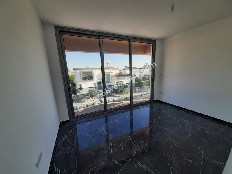 MAĞUSA MUTLUYAKA GİRİŞİ 540 M2 ARSA ALANLI SATILIK SIFIR VİLLA
