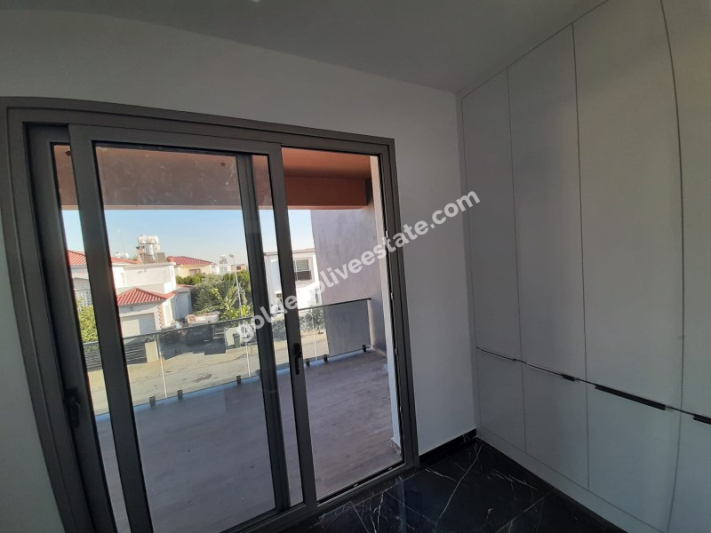 MAĞUSA MUTLUYAKA GİRİŞİ 540 M2 ARSA ALANLI SATILIK SIFIR VİLLA