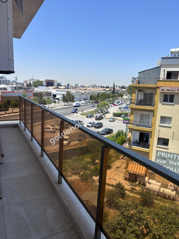 MAĞUSA MERKEZDE CADDE ÜSTÜ GENİŞ TERASLI EŞYASIZ KİRALIK 2+1 OFİS