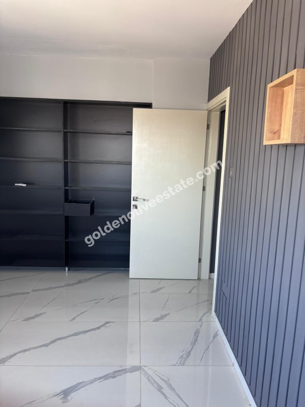 MAĞUSA MERKEZDE CADDE ÜSTÜ GENİŞ TERASLI EŞYASIZ KİRALIK 2+1 OFİS