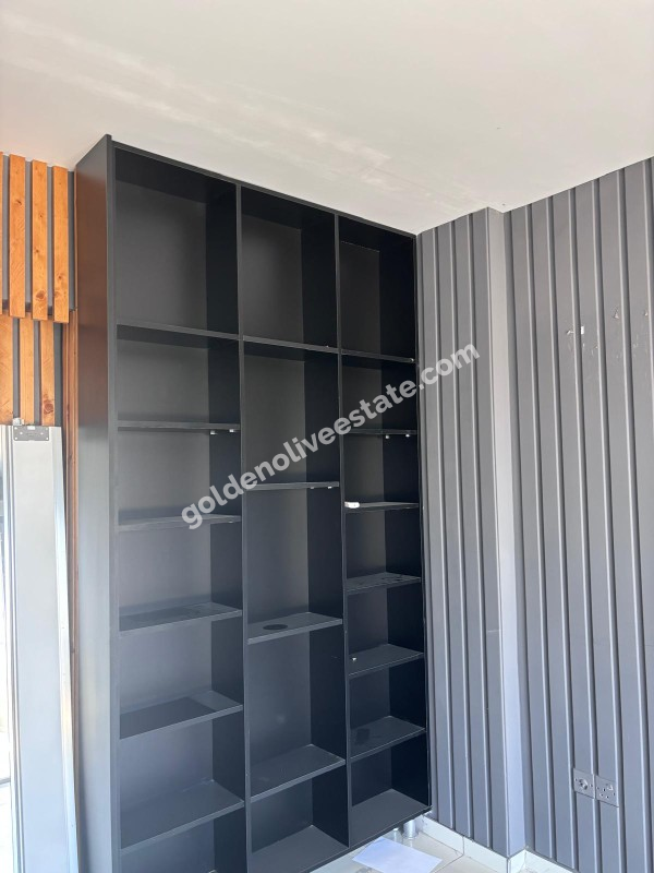 MAĞUSA MERKEZDE CADDE ÜSTÜ GENİŞ TERASLI EŞYASIZ KİRALIK 2+1 OFİS